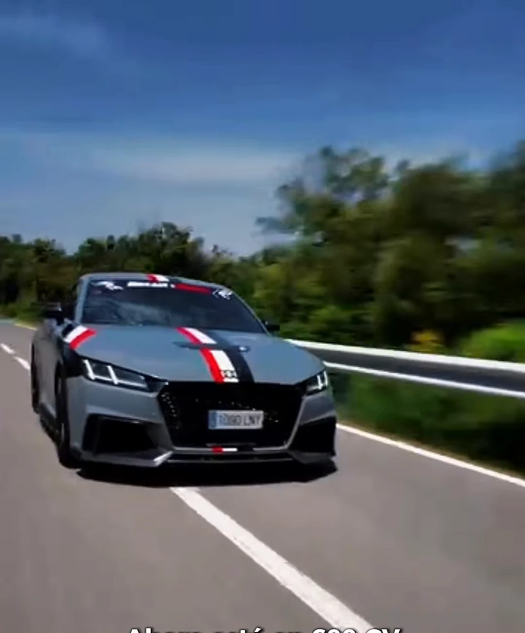 Audi con funda a medida de SM CarDress, rodando por carretera