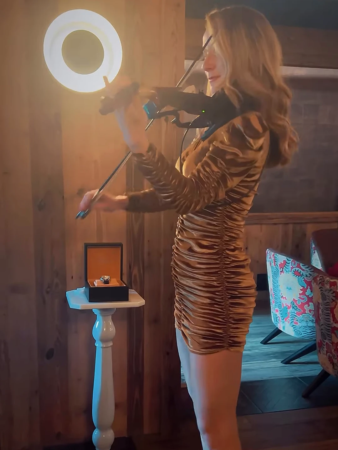 Una violinista toca en el salón de un hotel de montaña