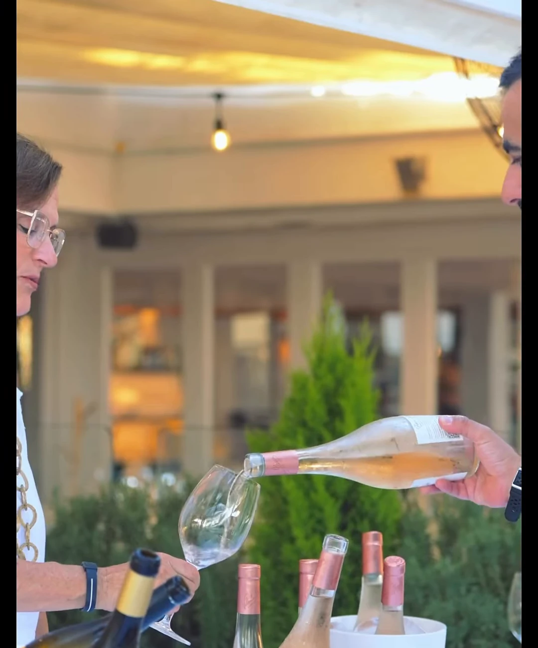 Cava servido en la terraza de un evento, con la sala del restaurante al fondo