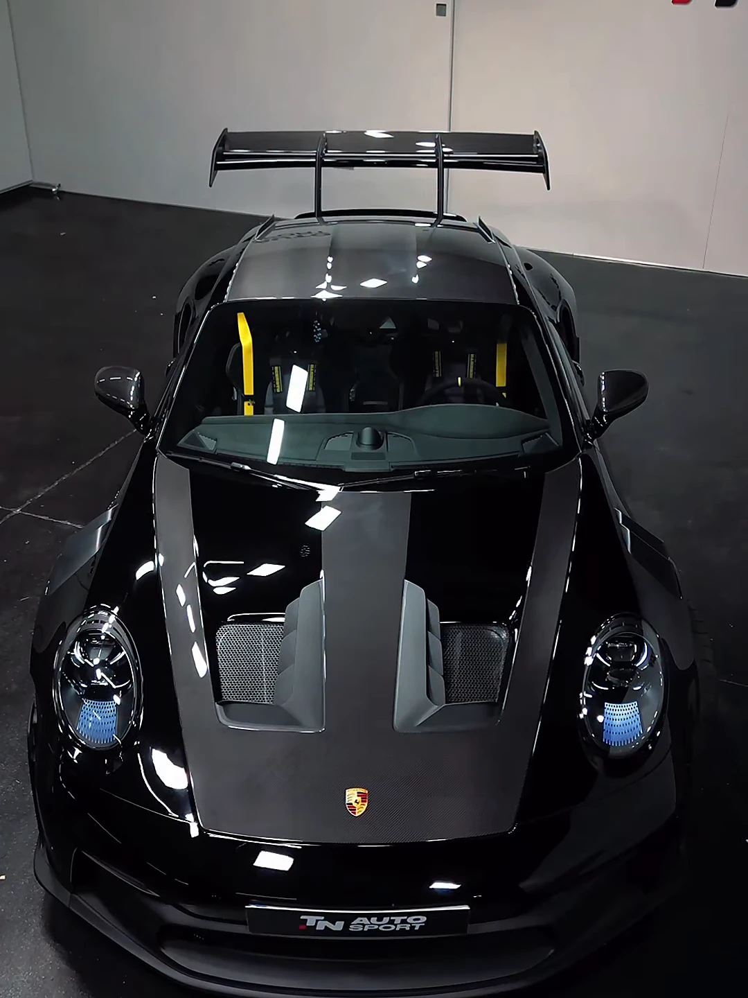 Porsche 911 GT3 RS negro en el estudio de TN Autosport